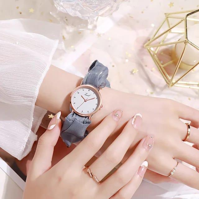 Stylish Women's watch with Water Resistant Bracelet